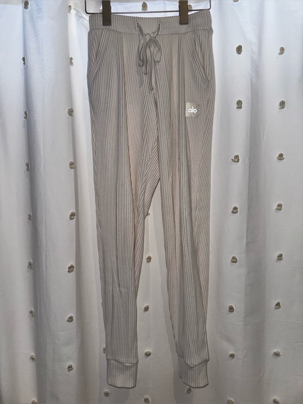 Alo Muse Joggers, Ivory - Picture 4 of 8